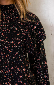 Ruffle-Bloemen-Blouse-Zwart-2