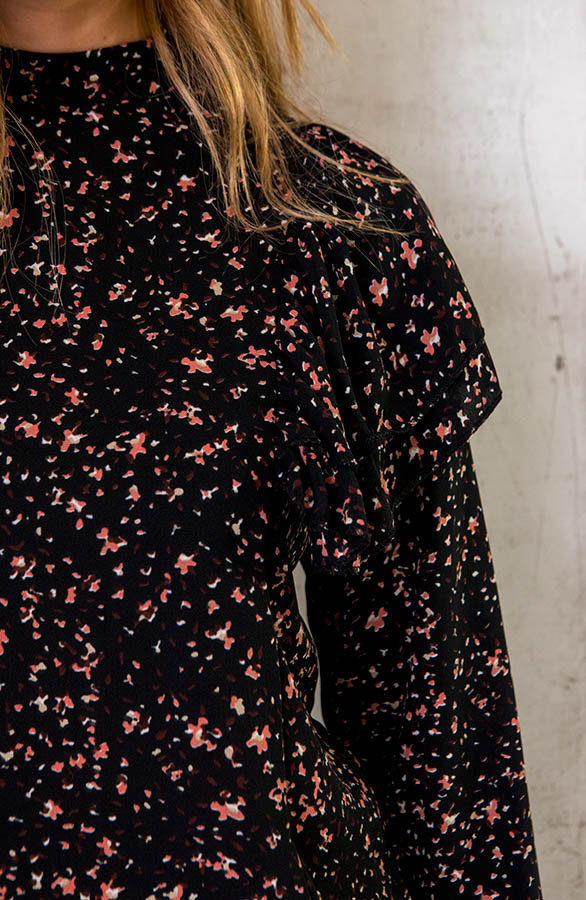 Ruffle-Bloemen-Blouse-Zwart-2