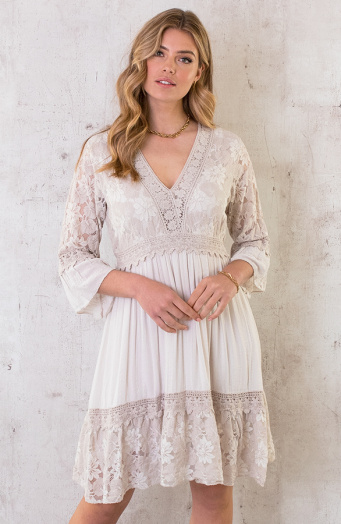 Beiges Spitzenkleid