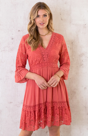 Korallenspitzenkleid