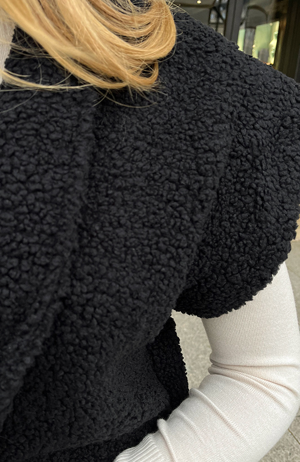 Teddy-Gilet-Met-Schouderdetail-Zwart
