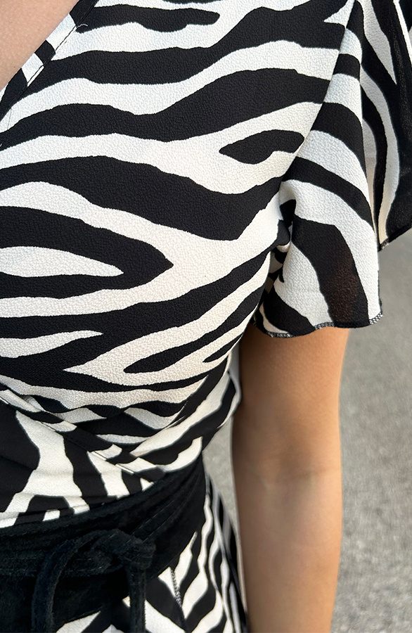 Wikkel-Jurk-Zebra-Zwart-Wit-close-2