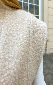 Boucle-Gilet-Met-Ceintuur-Beige-7