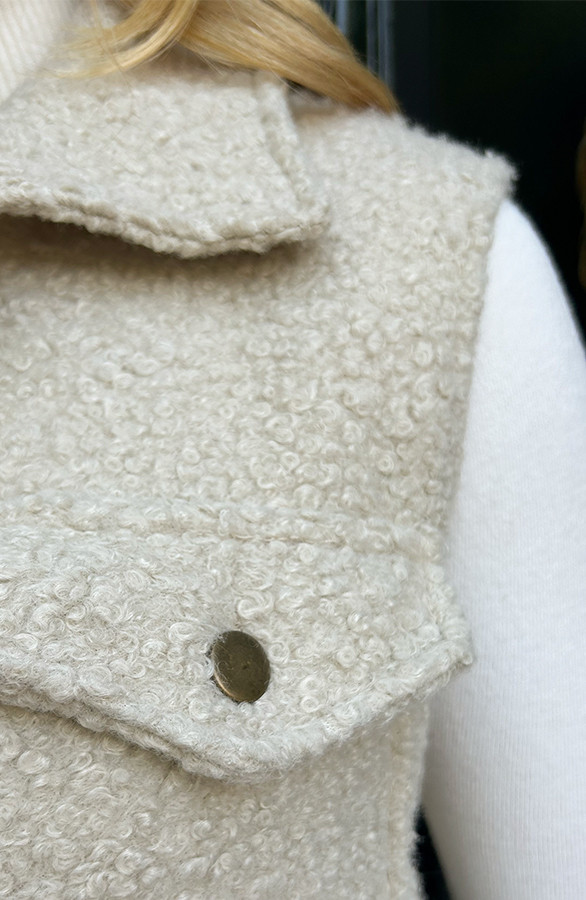 Boucle-Gilet-Met-Knopen-Beige-1
