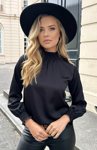 Schwarze Satinbluse mit Rollkragen