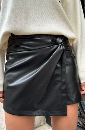 Kurze schwarze Jeans mit Lederdetails