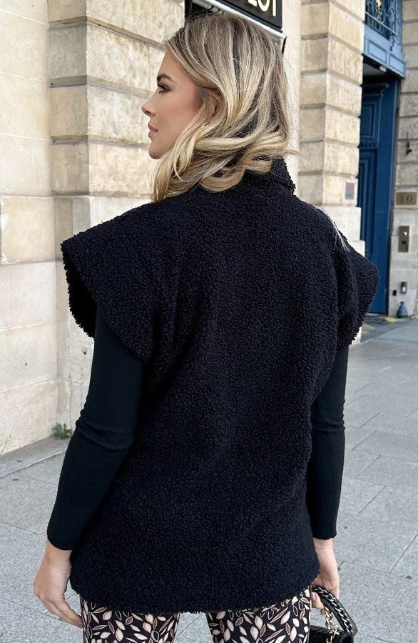 Teddy-Gilet-Met-Schouderdetail-Zwart23-4