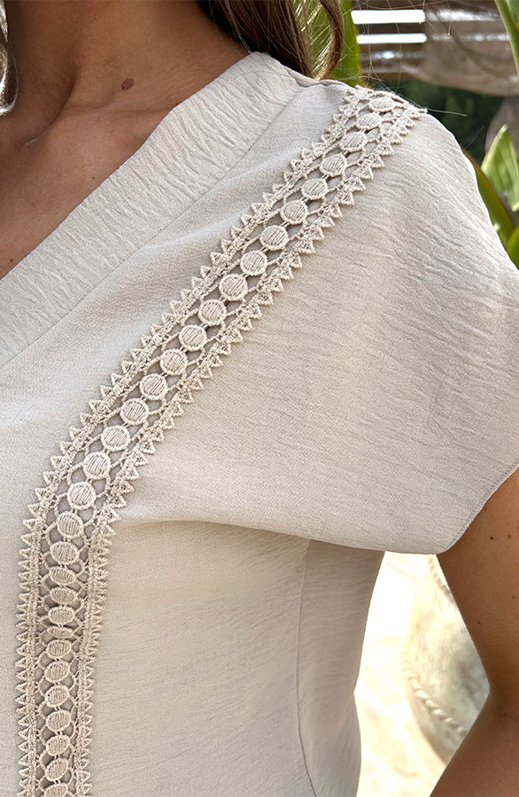 Romantic-V-Hals-Top-Beige