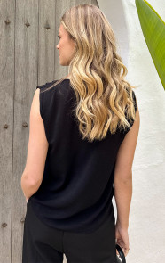 A-Symmetric-Top-Detail-Zwart-5
