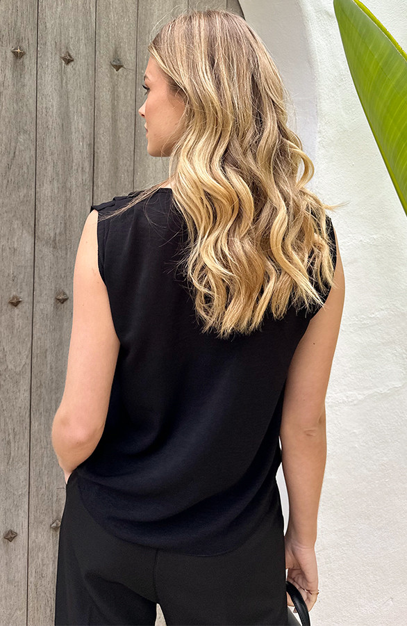 A-Symmetric-Top-Detail-Zwart-5