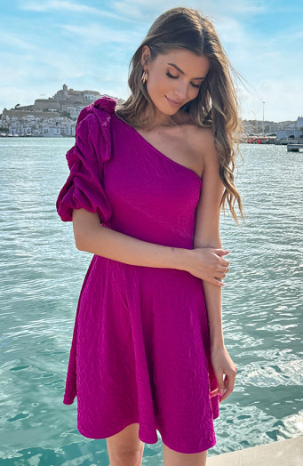 Ein symmetrisches Rosenkleid Himbeere