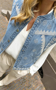 Embroidery-Denim-Gilet-Schouderdetail-1-2