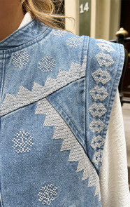Embroidery-Denim-Gilet-Schouderdetail-1-3