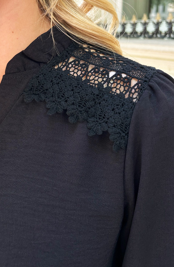 Blouse-Met-Kanten-Schouderdetail-Zwart-112-1