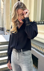 Blouse-Met-Kanten-Schouderdetail-Zwart-112-2