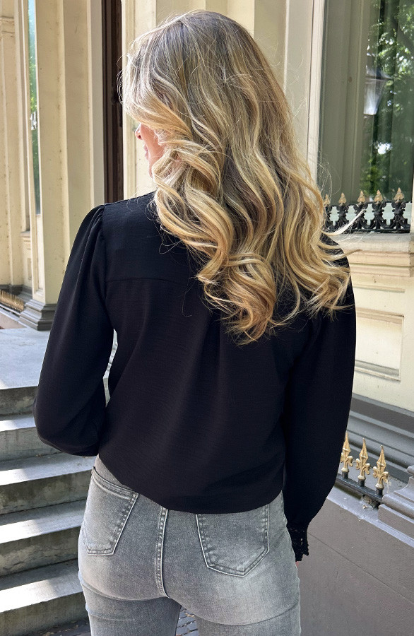 Blouse-Met-Kanten-Schouderdetail-Zwart-112-6