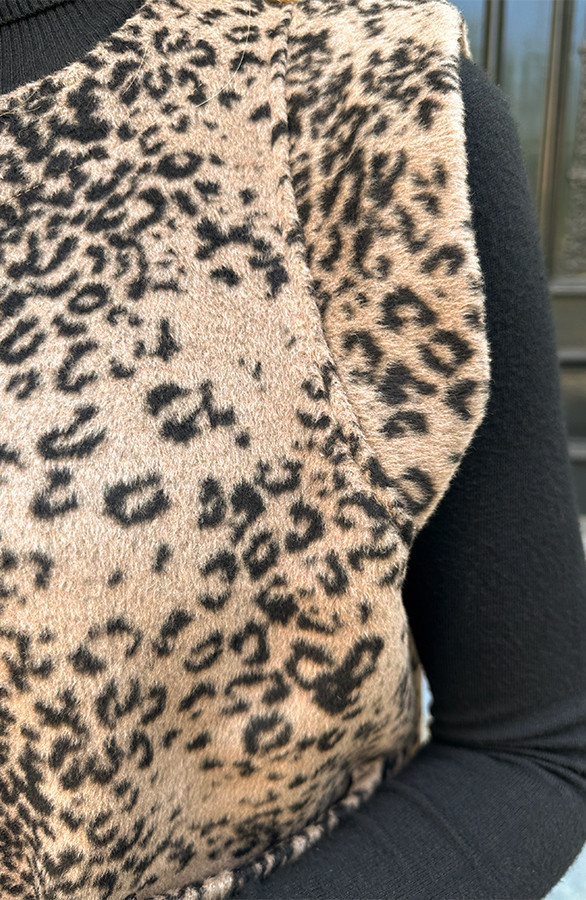Leopard-Gilet-Met-Schouderdetail-Brown-2