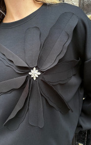 Trui-Met-Bloem-Applicatie-Zwart-Stretch-3
