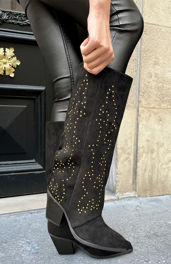 Hohe Stiefel mit goldenen Nieten, schwarz
