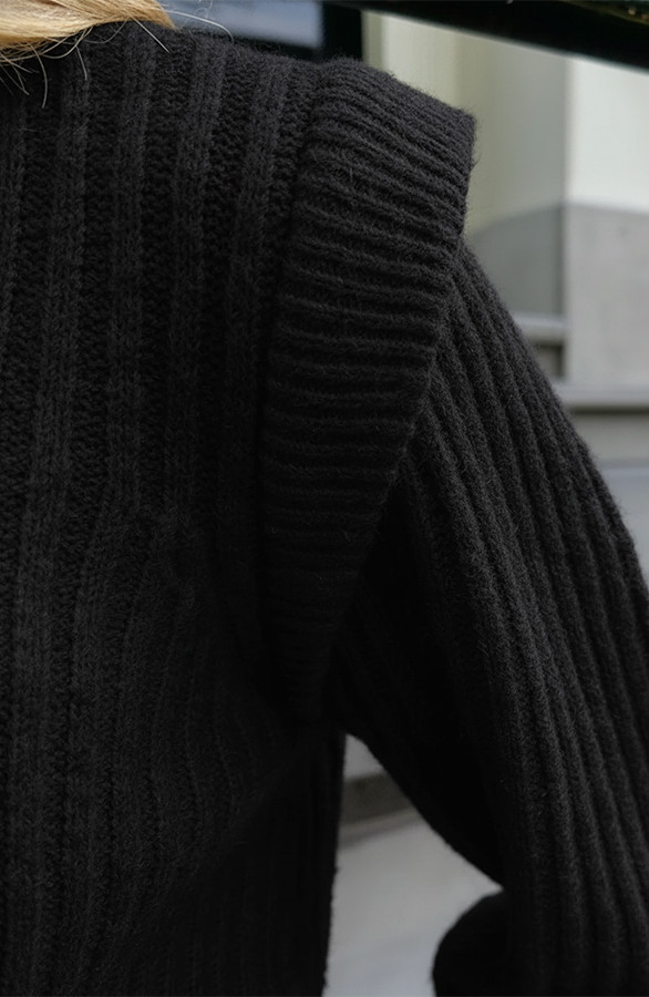 Knitted-Shoulder-Detail-Trui-Zwart-22-4