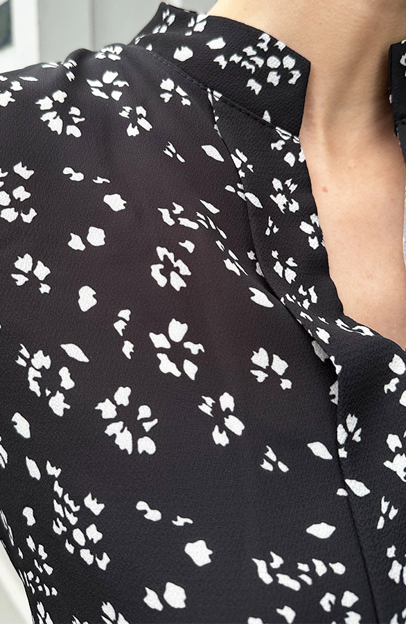V-hals-Bloemen-Blouse-Zwart-Wit-1