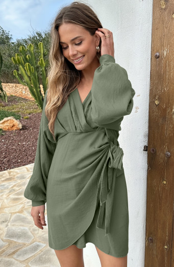 Elegantes Kleid mit V-Ausschnitt im Armeestil