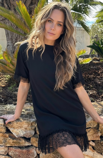Schwarzes Spitzen-T-Shirt-Kleid