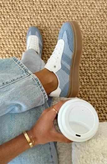 Jeansblaue Sneaker