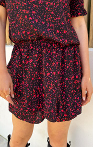 Liv-Ruffle-Skort-Print-Zwart-Koraal