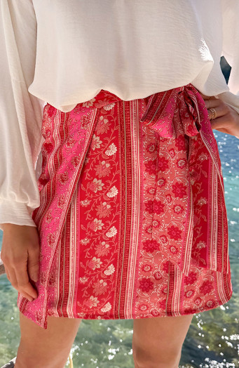 Wickelrock aus rotem und rosa Satin