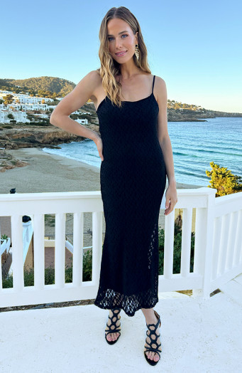 Schwarzes, figurbetontes Kleid mit Spitze