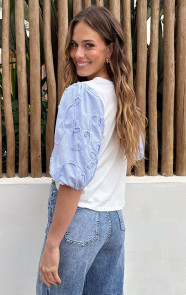 Dames-Top-Wit-met-Blauwe-Borduurmouwen-6-2