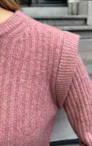 Knitted-shoulder-Detail-Trui-Dust-Roze-1