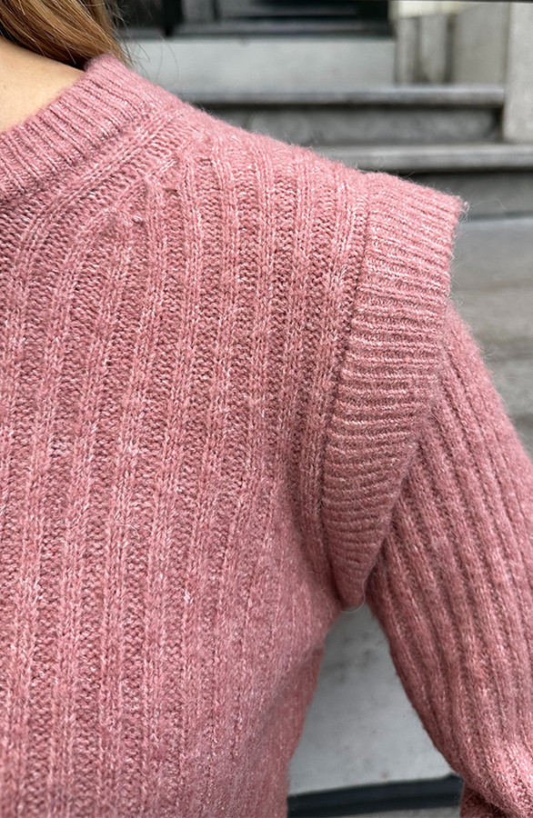 Knitted-shoulder-Detail-Trui-Dust-Roze-1