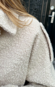 Oversized-Boucle-Jacket-Met-Rits-Beige-4