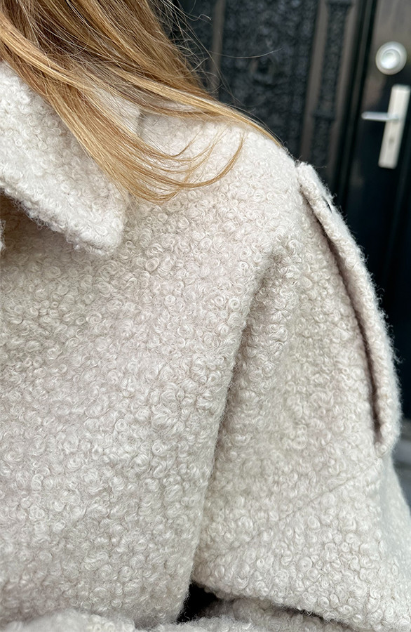 Oversized-Boucle-Jacket-Met-Rits-Beige-4