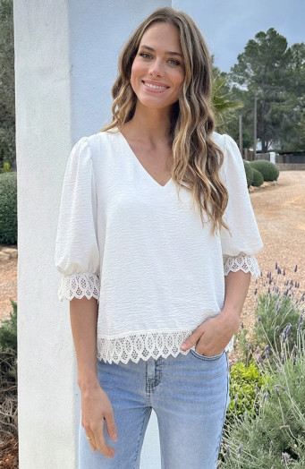 V-Hals-Blouse-Met-Kantdetail-En-Pofmouwen-Ecru-R-1