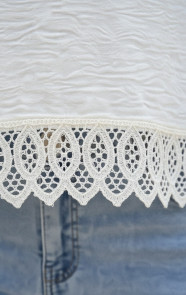 V-Hals-Blouse-Met-Kantdetail-En-Pofmouwen-Ecru-R-2