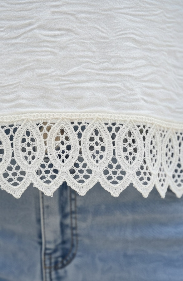 V-Hals-Blouse-Met-Kantdetail-En-Pofmouwen-Ecru-R-2