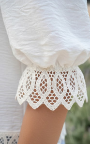 V-Hals-Blouse-Met-Kantdetail-En-Pofmouwen-Ecru-R-3
