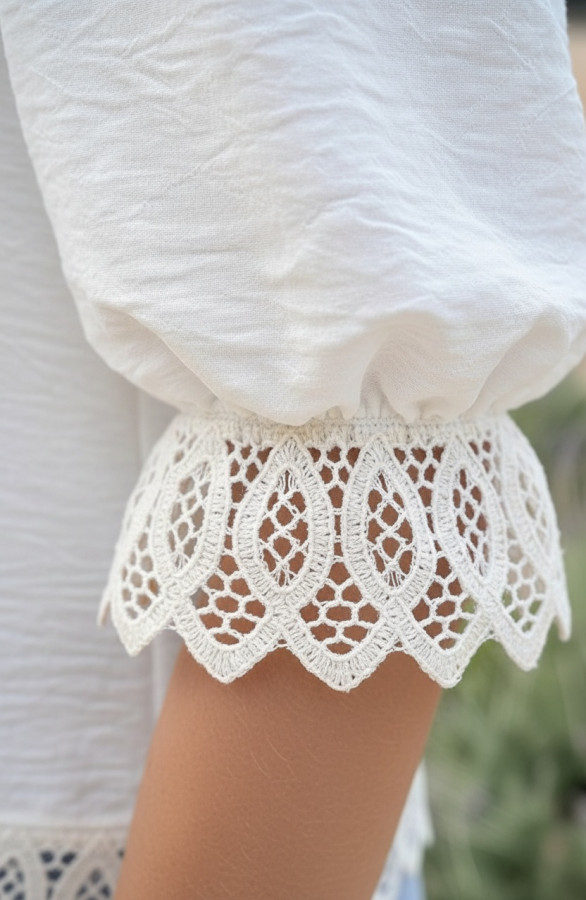 V-Hals-Blouse-Met-Kantdetail-En-Pofmouwen-Ecru-R-3