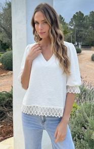 V-Hals-Blouse-Met-Kantdetail-En-Pofmouwen-Ecru-R-4