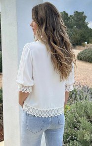 V-Hals-Blouse-Met-Kantdetail-En-Pofmouwen-Ecru-R-5