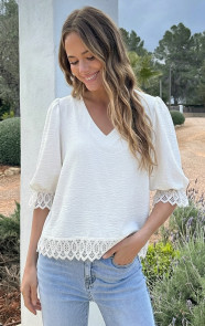 V-Hals-Blouse-Met-Kantdetail-En-Pofmouwen-Ecru-R-6