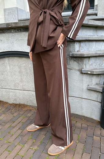 Jogginghose mit weitem Bein und schokoladenbraunem Besatz