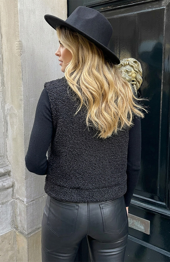 Boucle-Gilet-Met-Knopen-Zwart-22-1