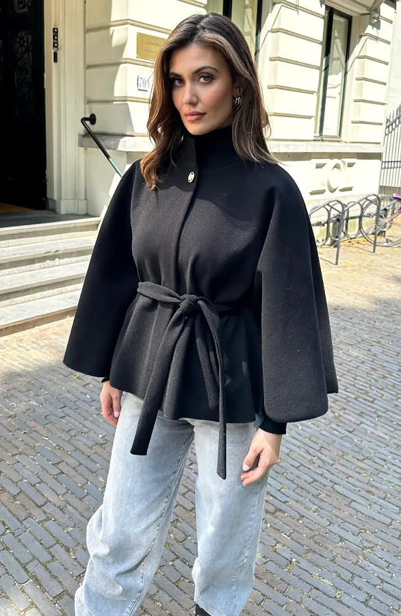 Cape-Jacket-Met-Ceintuur-Zwart-66-1