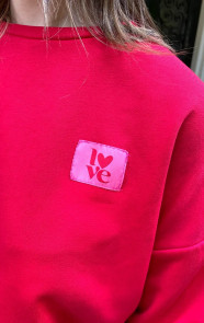 Comfort-Sweater-Love-Patch-Red-3