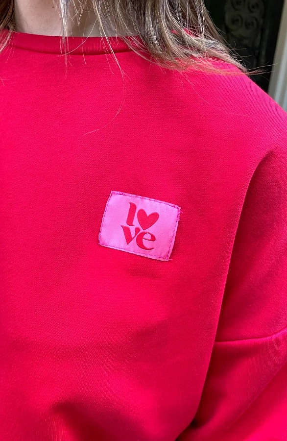 Comfort-Sweater-Love-Patch-Red-3