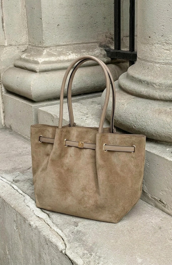 Wildlederhandtasche mit Schnallendetail, Dunkelbeige
